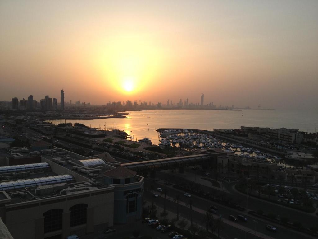 ホテル Le Royal Corniche Salmiya エクステリア 写真